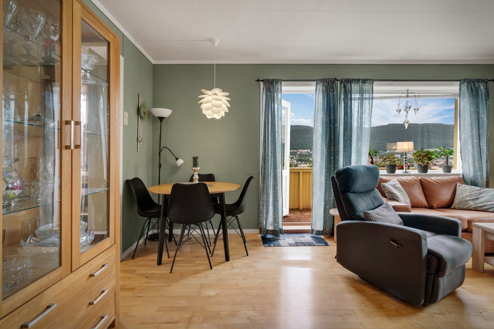 Fra stuen har du også direkte adkomst til boligens herlige balkong. Galleribilde
