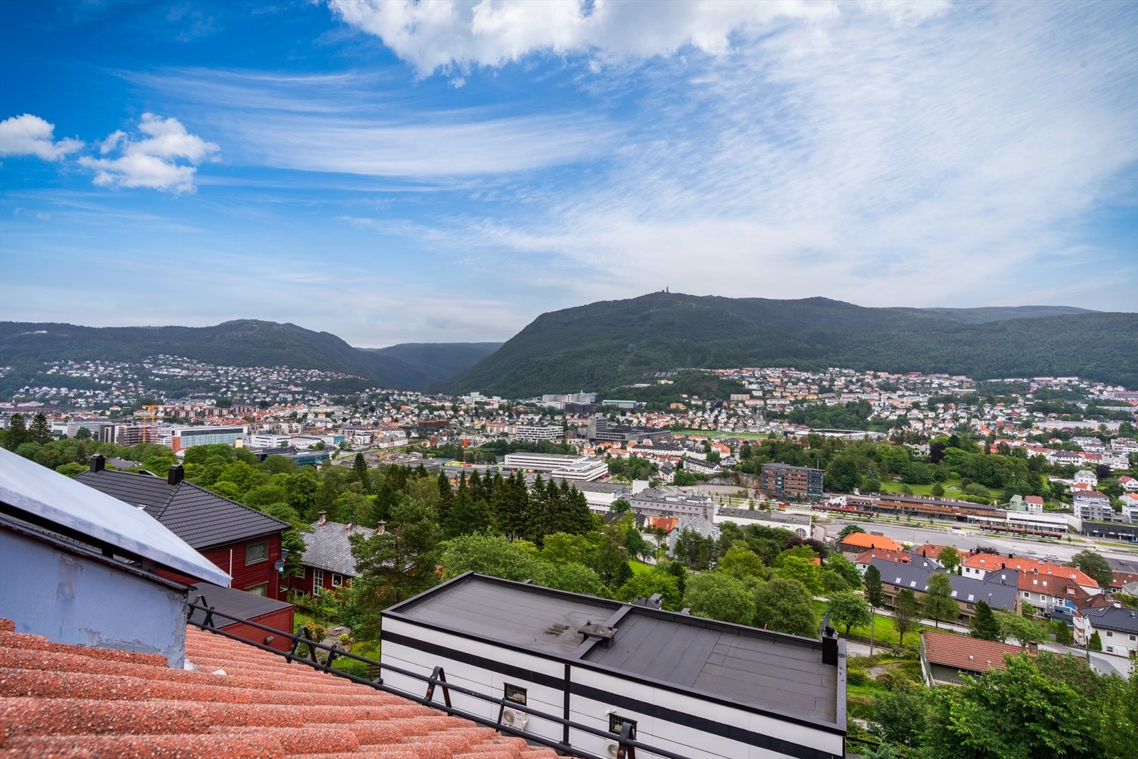 Fra loftetasjen har du også fantastisk utsikt ut over byen! Galleribilde
