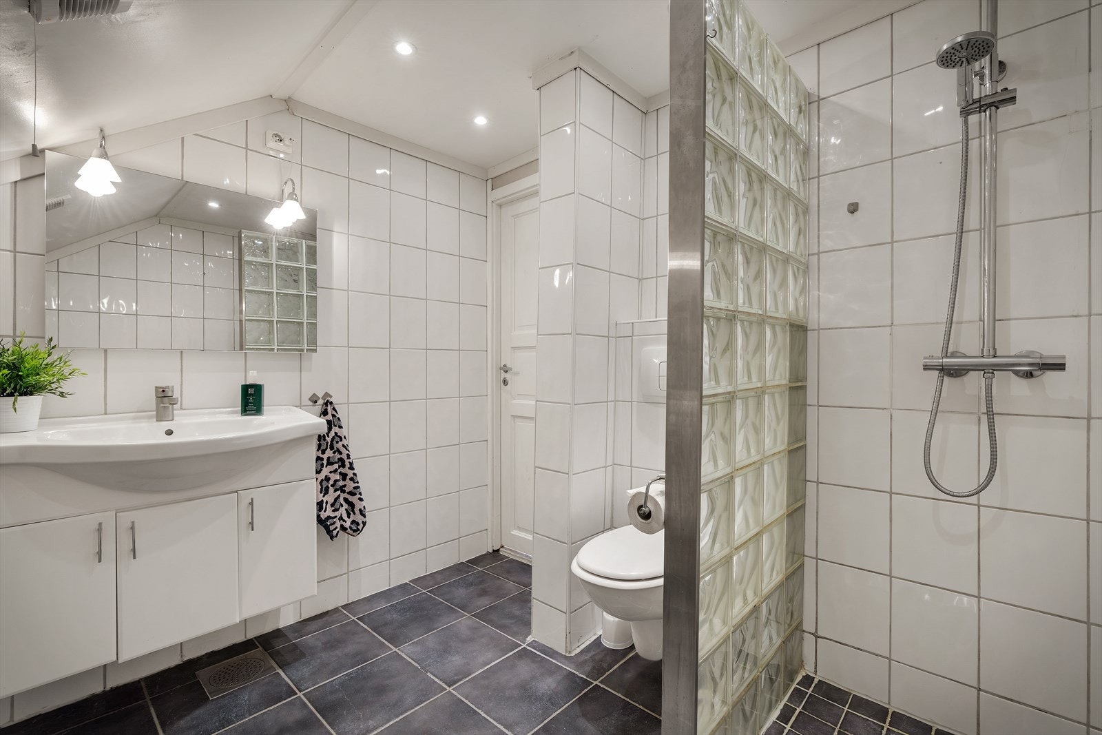 Badet inneholder vegghengt toalett og opplegg for vaskemaskin (kran og avløp). Galleribilde