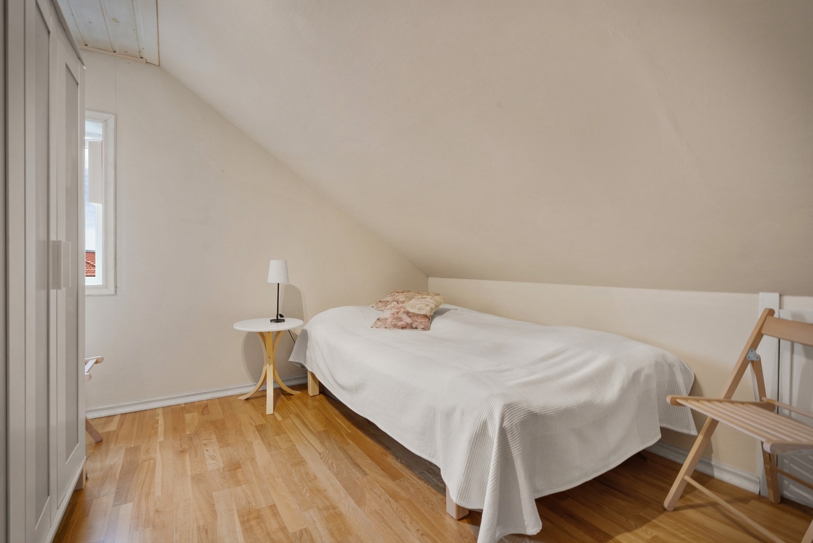 Soverommet er av god størrelse og har plass til både seng, nattbord og ønsket garderobeløsning. Galleribilde