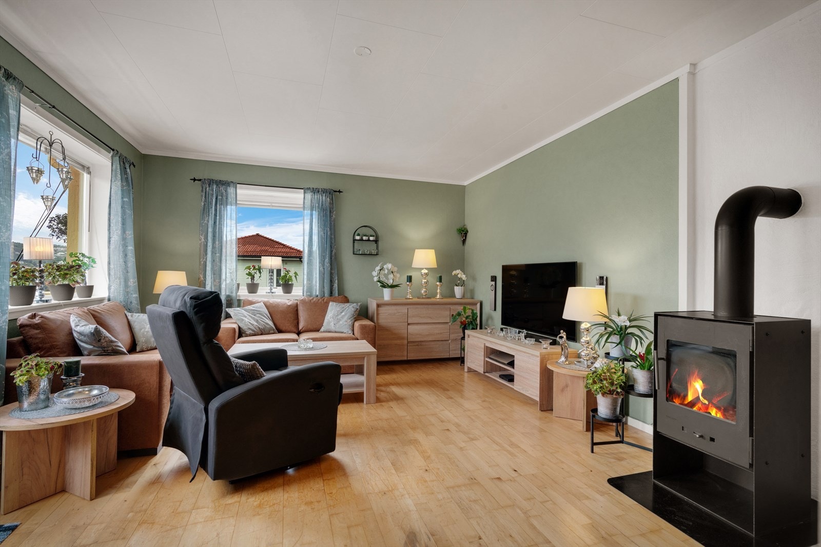 Rommet er av god størrelse og har plass til både sofa og spisebordgruppe. Galleribilde