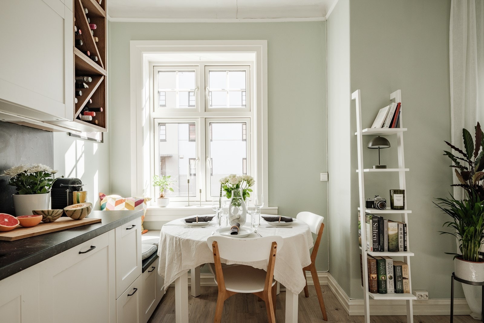 Store vindusflater sørger for godt naturlig lysinnslipp. Galleribilde