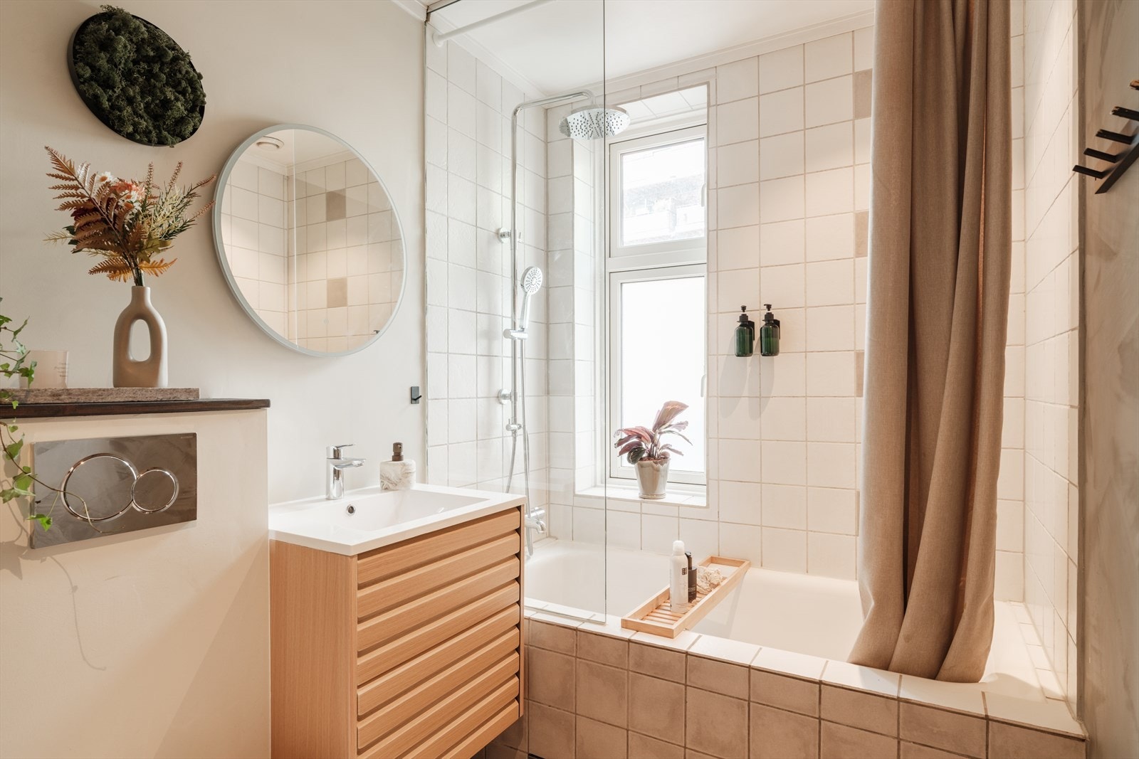 Badet ble i 2023 oppgradert med sparklede og malte vegger, kalkmaling på vegg mot soverommet, ny baderomsinnredning, malt skyvedører, satt inn skapdører i hyllene ved toalettet og byttet spotter. Galleribilde