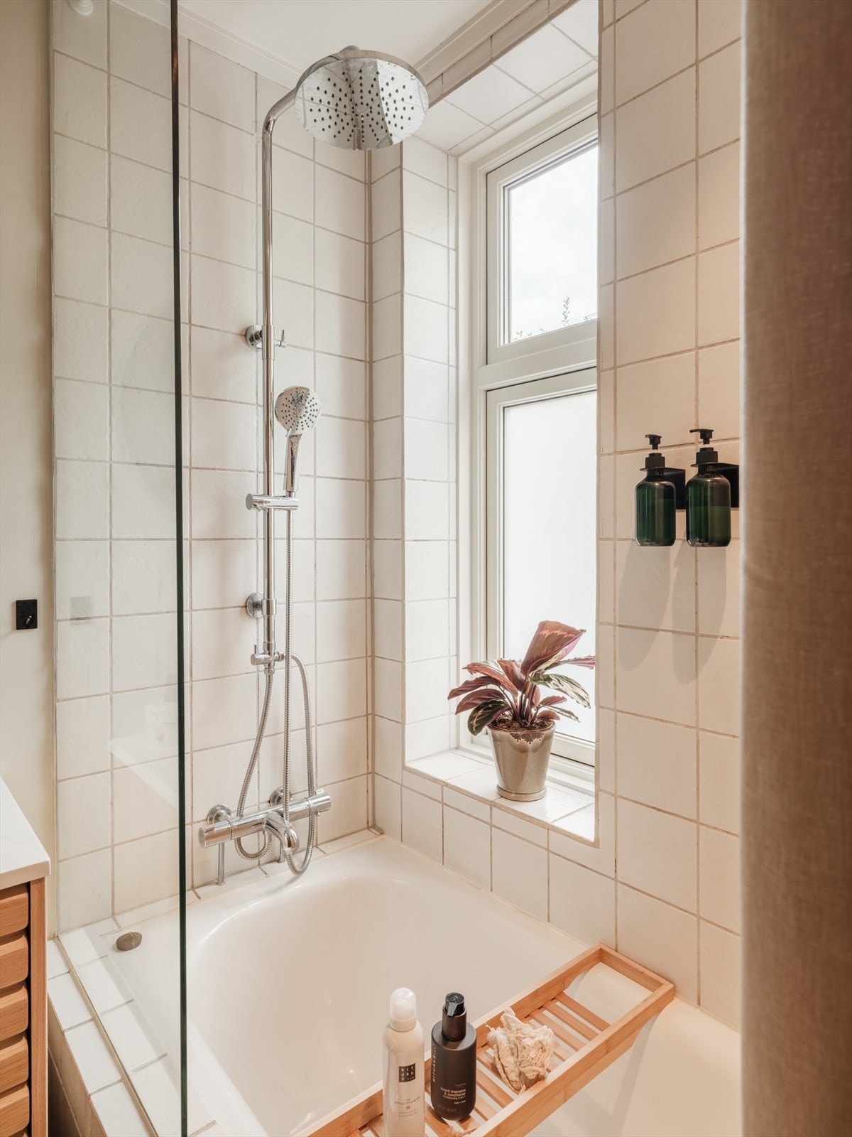 Fossefallsdusj og badekar gir spa-følelsen! Galleribilde