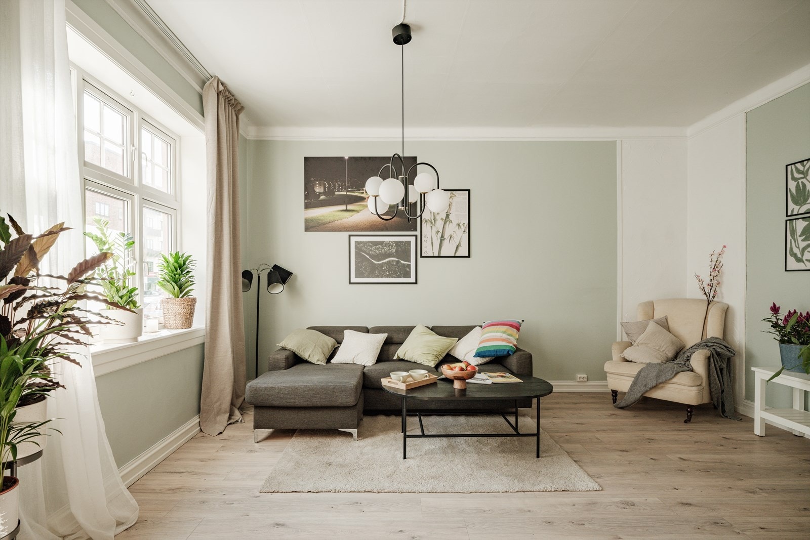 Leiligheten holder en god standard, og er oppgradert med blant annet varmefolie, nye gulv og nytt kjøkken de siste årene. Galleribilde