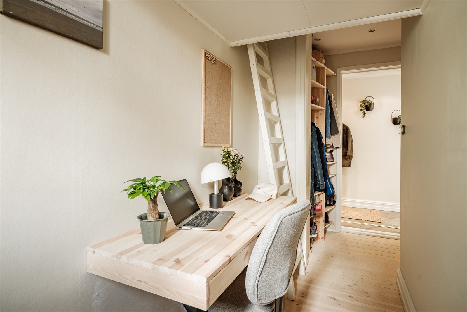 Det er spesialbygget en "floating desk" med to skuffer. Galleribilde