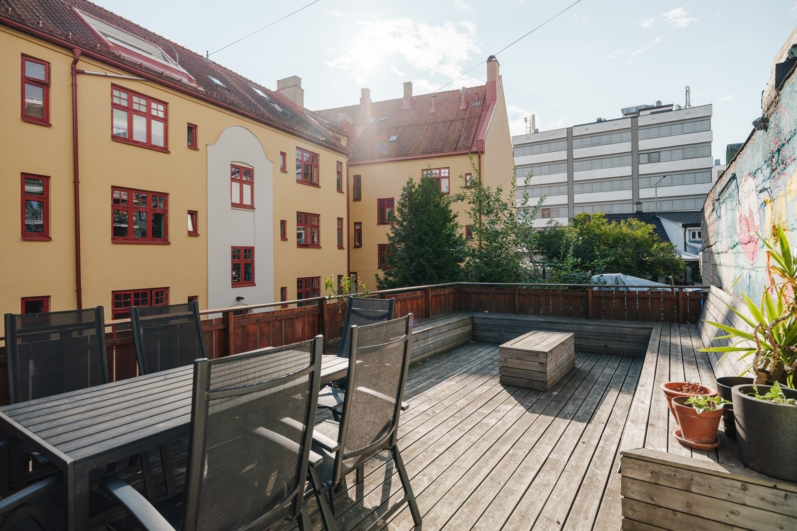 Det er også en hyggelig, felles terrasse i bakgården! Galleribilde