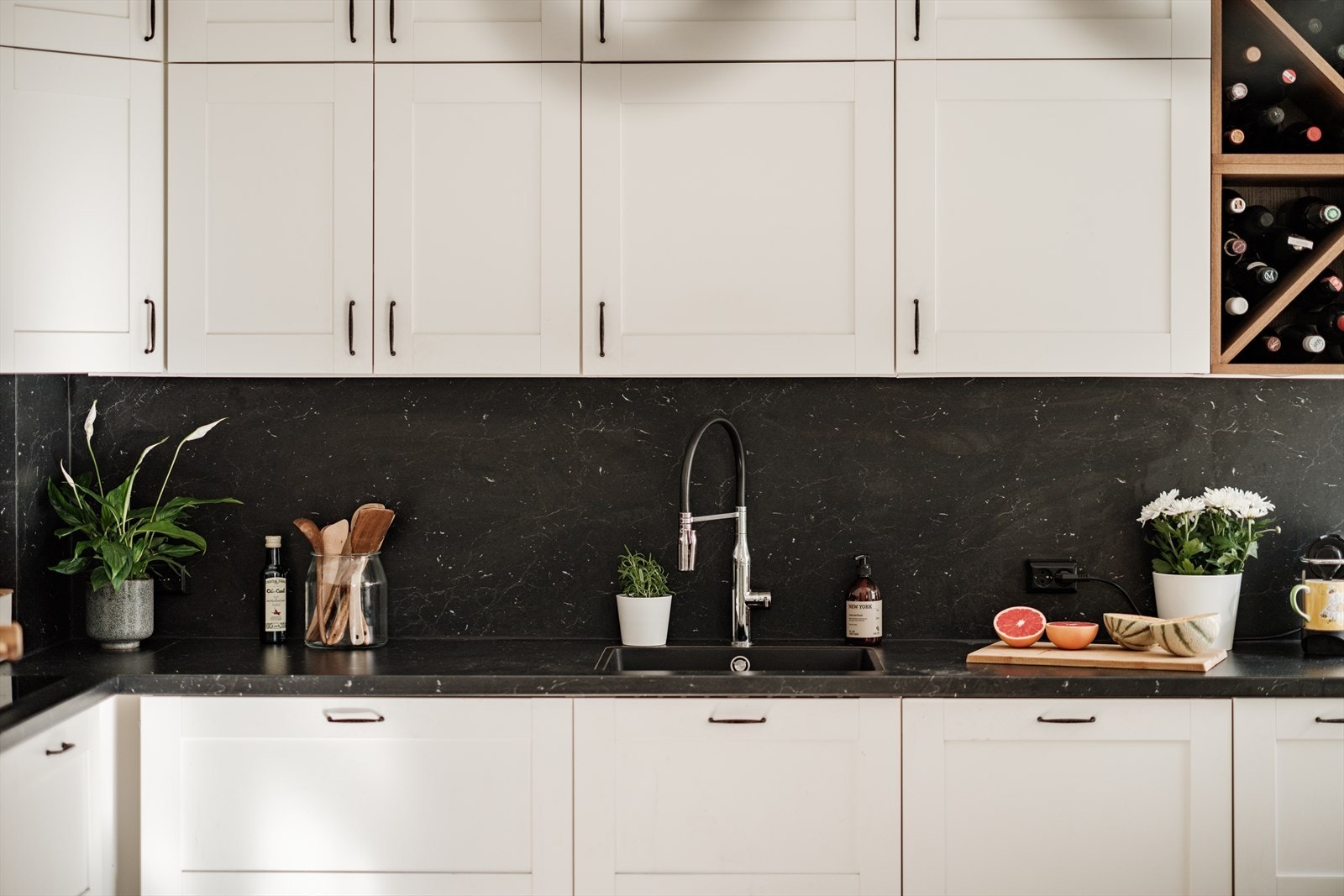 Kjøkkenet er utstyrt med integrerte hvitevarer i form av kjøl/frys, oppvaskmaskin, platetopp og stekeovn. Galleribilde