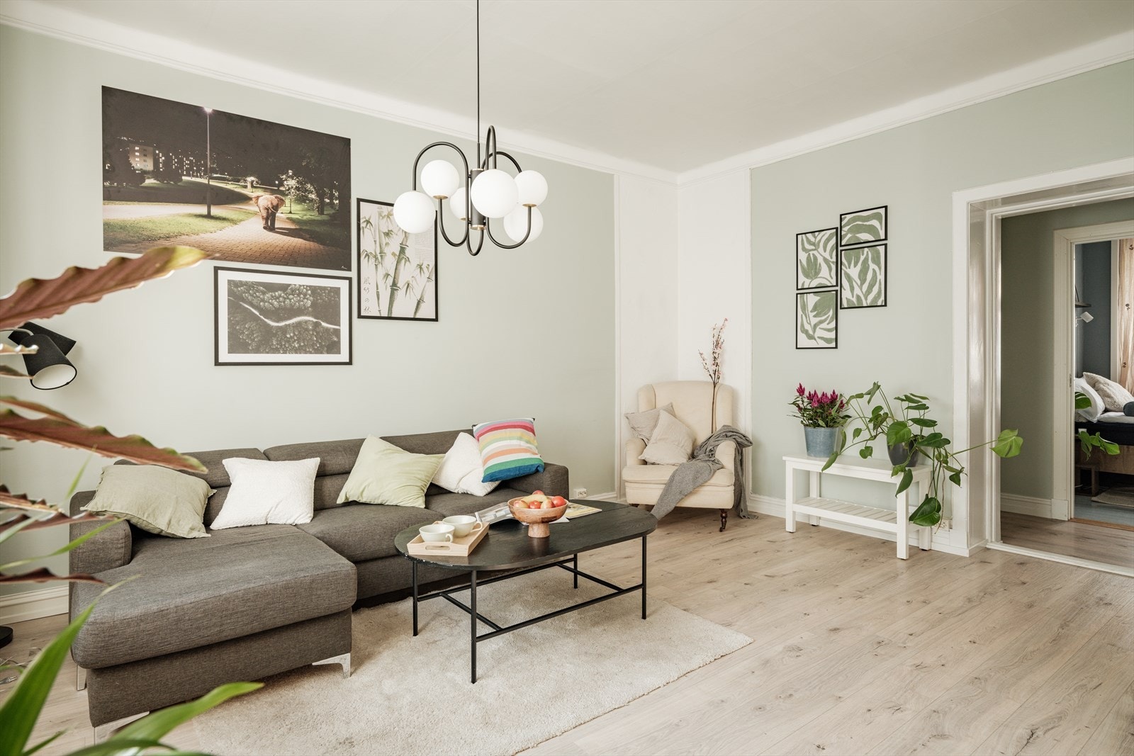 Stuen er lys og romslig, med plass til både sofa- og spisegruppe. Galleribilde