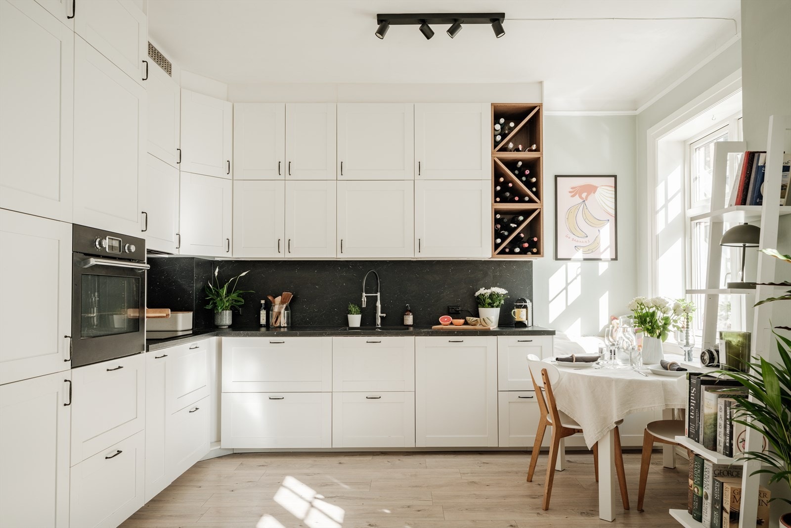 Kjøkkenet ble pusset opp i 2021 og har glatte fronter, laminert benkeplate med overliggende oppvaskkum og ettgreps blandebatteri. Galleribilde