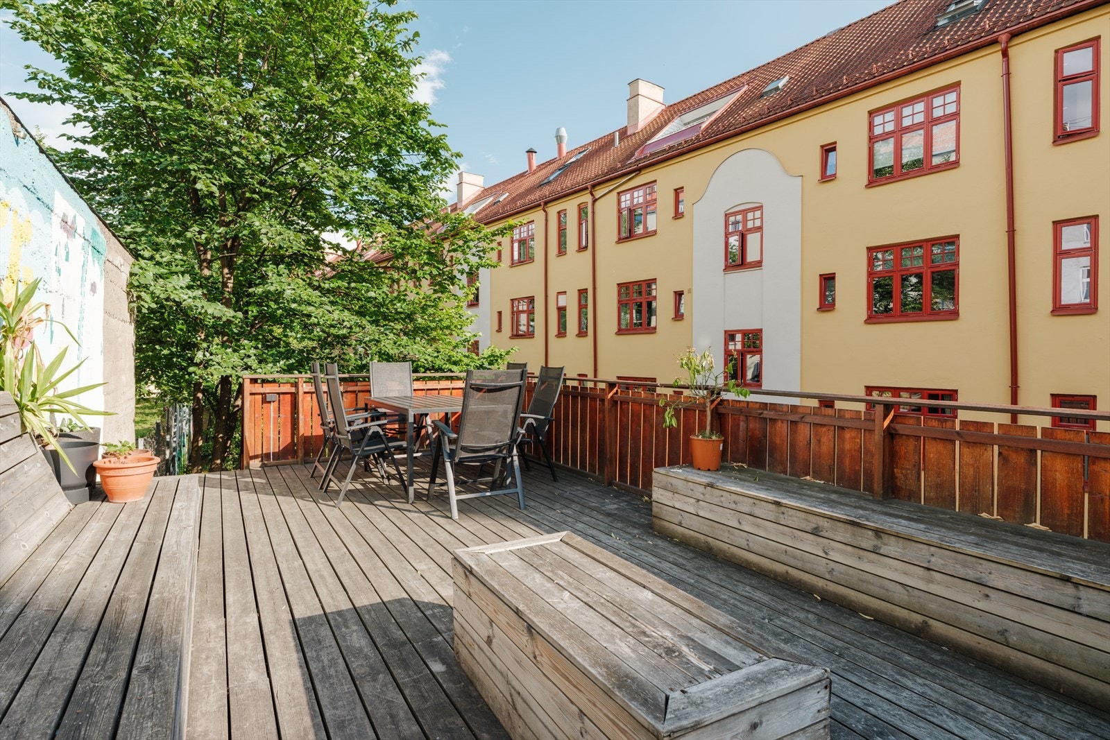 Det er også en hyggelig, felles terrasse i bakgården! Galleribilde