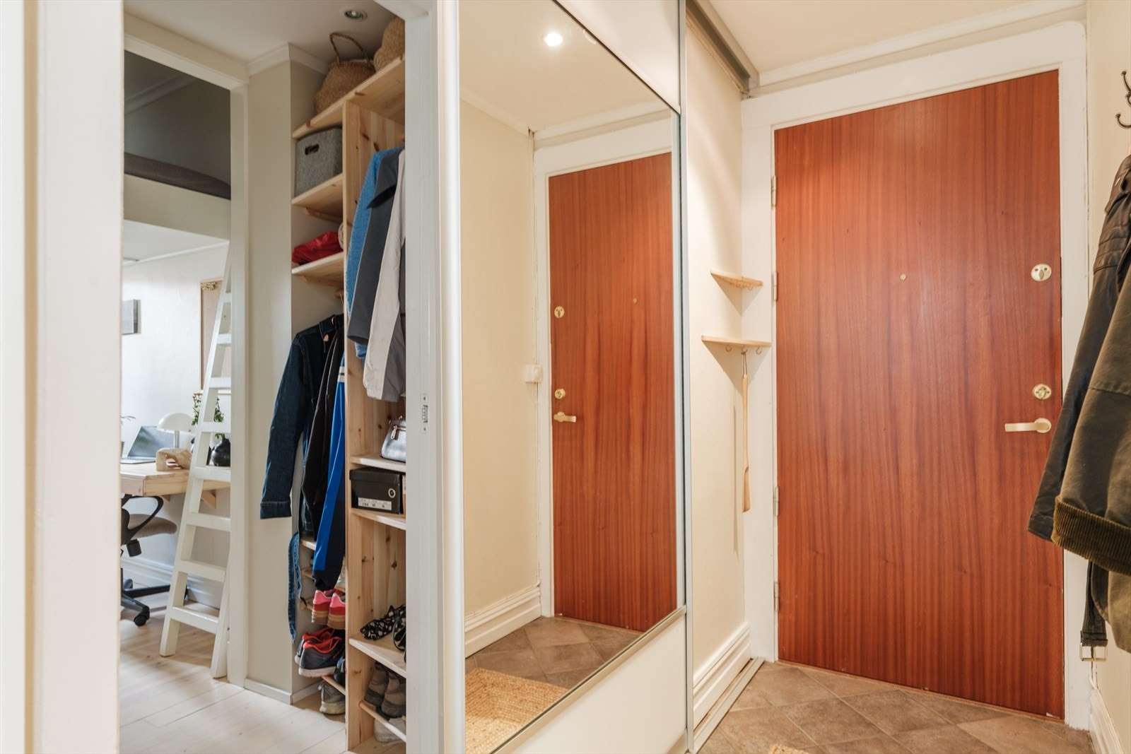 Fra entreen har man også adkomst til et kontor/disponibelt rom. Galleribilde