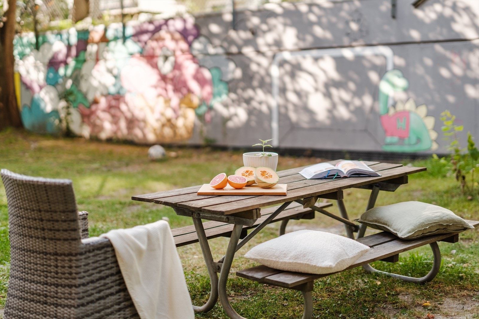 På våren blomstrer frukttrærne, og på høsten kan det plukkes epler og plommer. Galleribilde
