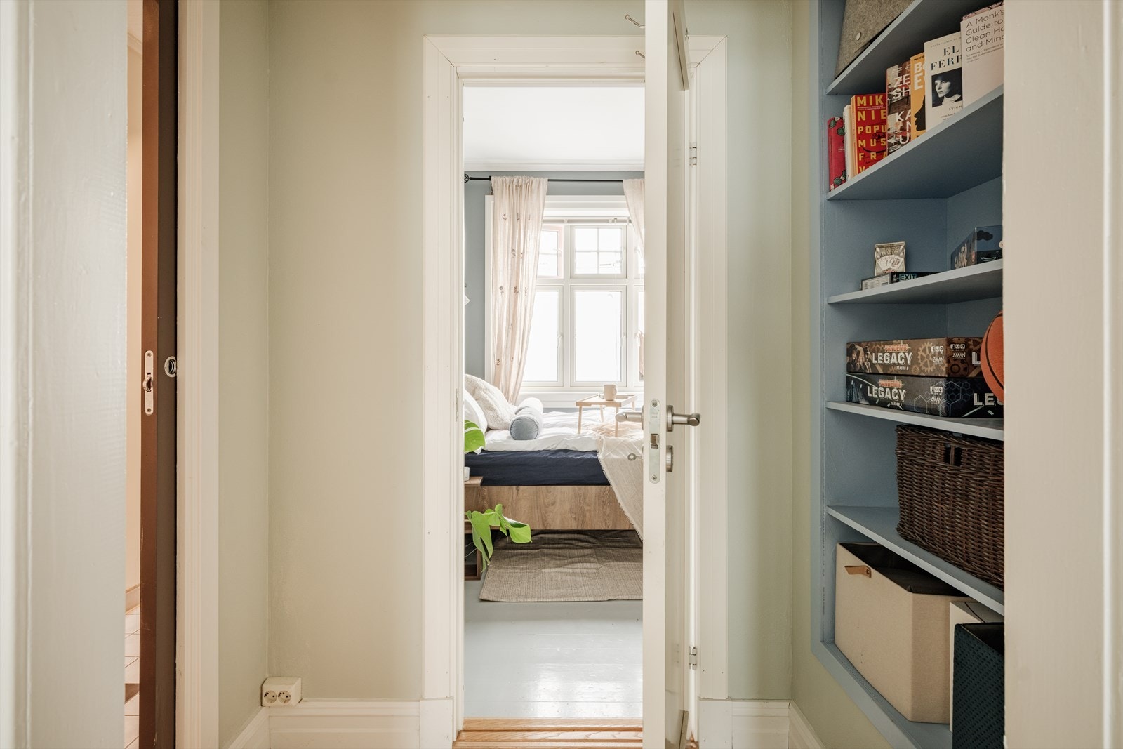 Fra stuen er det inngang til leilighetens soverom. Galleribilde