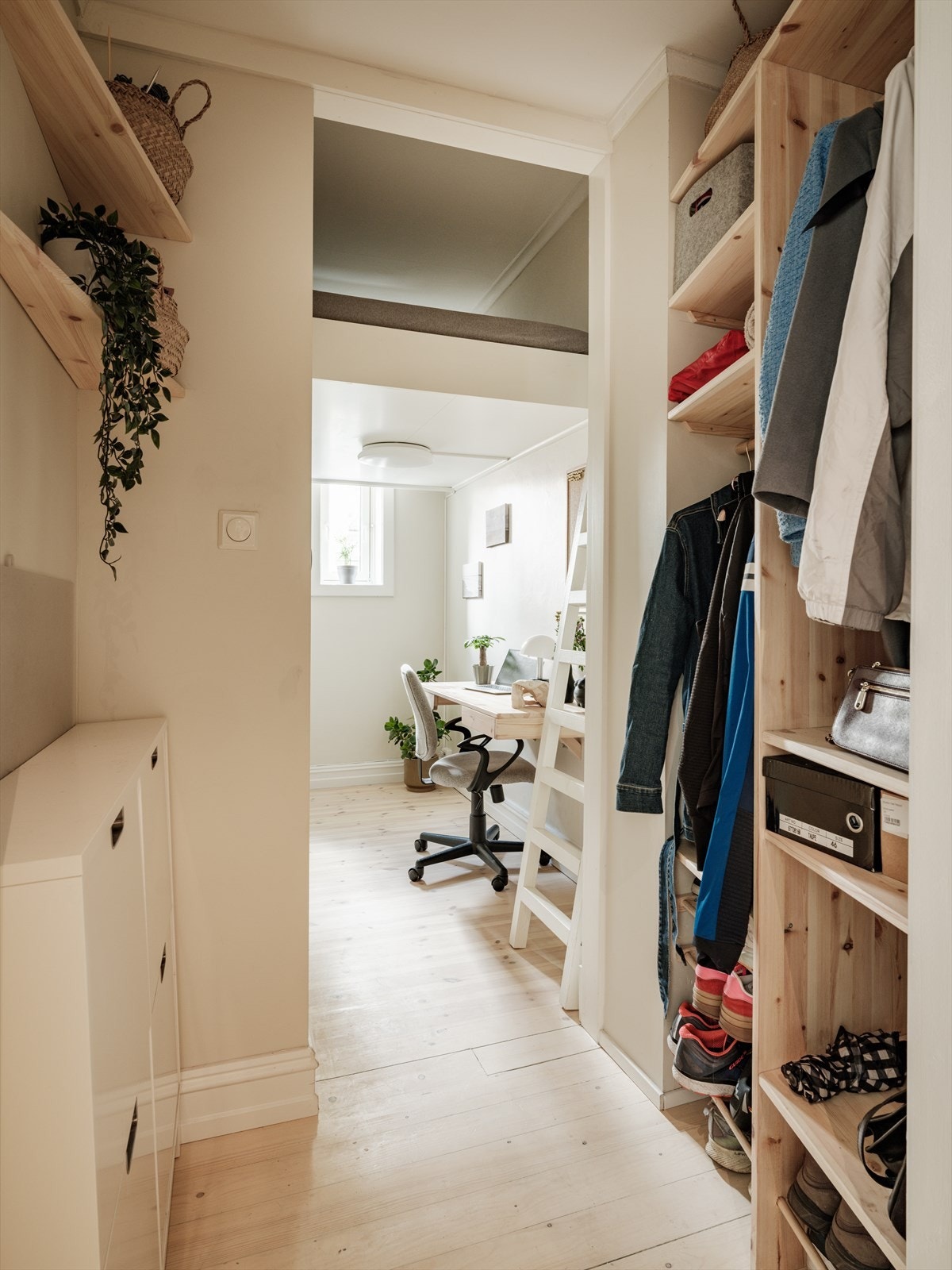 Her er det god plass til oppbevaring, både i spesialbygget skap og en praktisk hems m./soveplass. Galleribilde