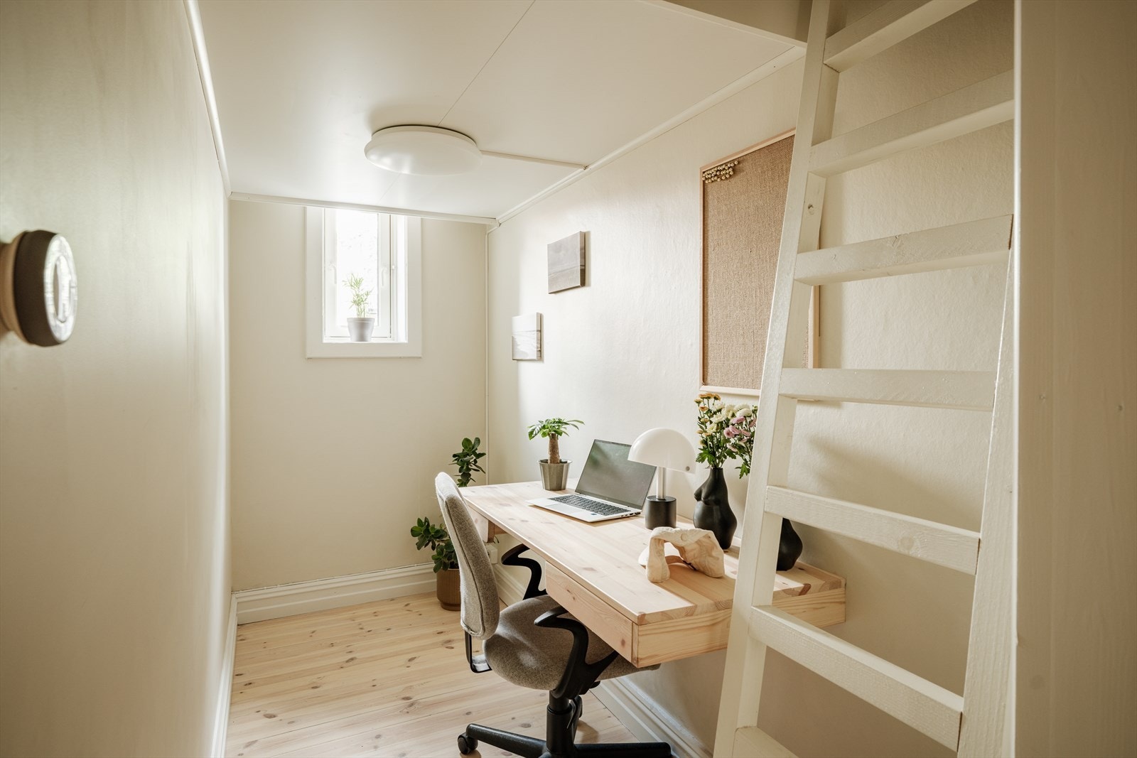 Arealet er godt utnyttet og gir mulighet for ulike innredningsløsninger. Gulvet er slipt ned som gir en lun atmosfære. Galleribilde