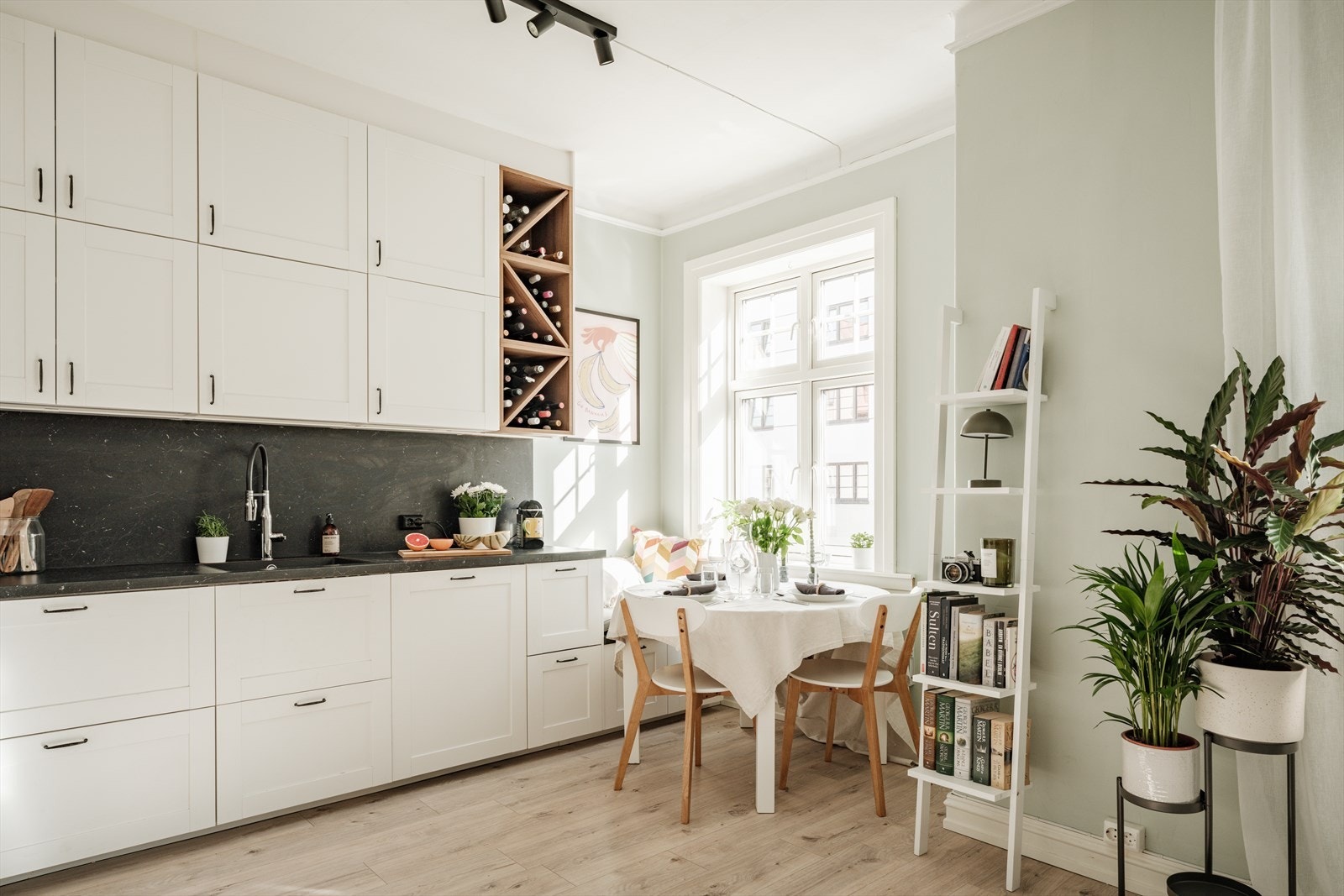 I tillegg er det en praktisk sittebenk ved vinduet med plass til spisebord - perfekt for en hyggelig frokost! Galleribilde