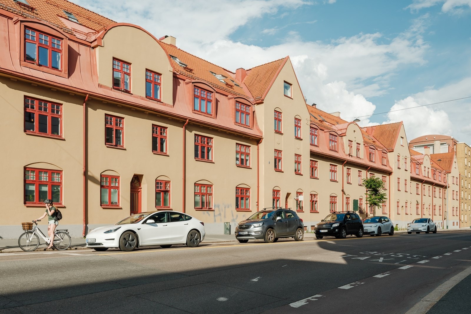 Dette er et populært boligstrøk med tilgang til kollektivtrafikk, restauranter og butikker. Galleribilde