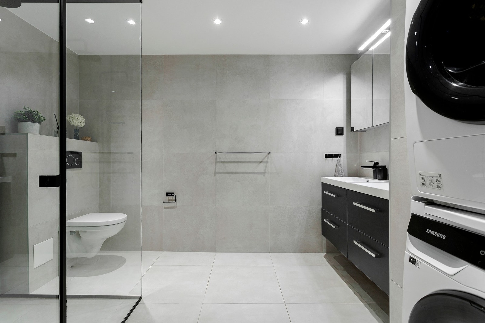 Badet er fra 2021. Delikat og moderne med 60x60 fliser på gulv og vegger og gjennomgående sorte detaljer. Galleribilde