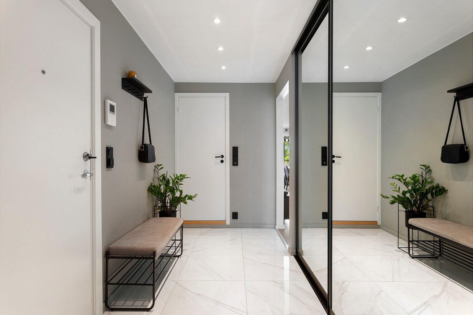 Gulvet har lekre 60x60 fliser med marmorutrykk og varme i gulv. Galleribilde