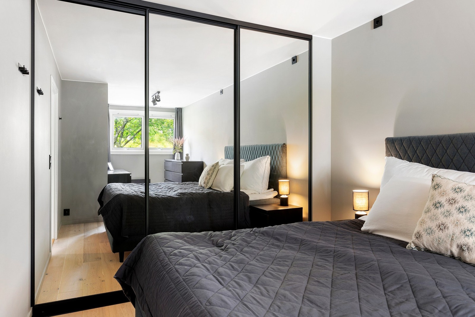 Hovedsoverom med garderobeskap Galleribilde