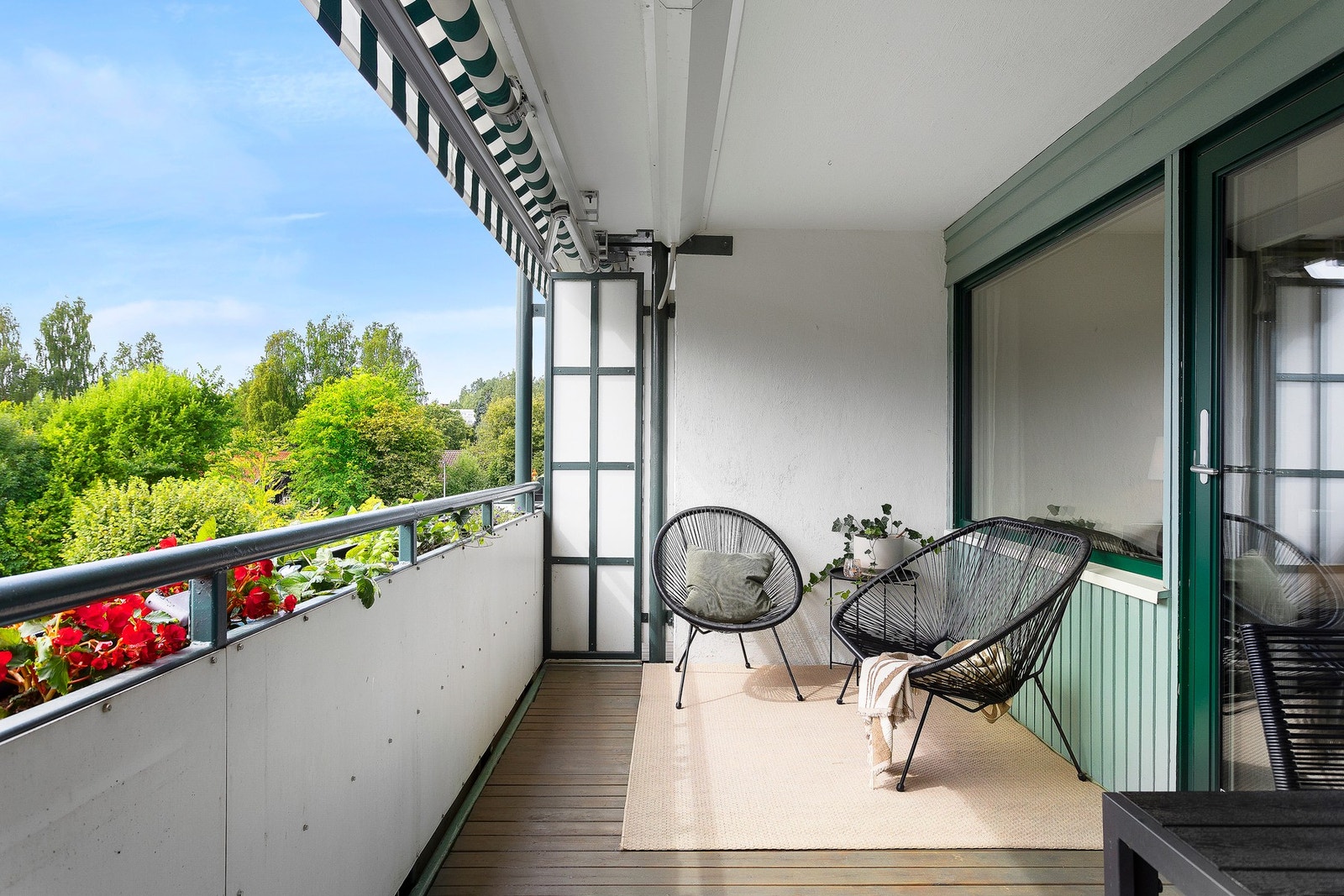 Stor solrik balkong på 14 kvm med utsyn Galleribilde