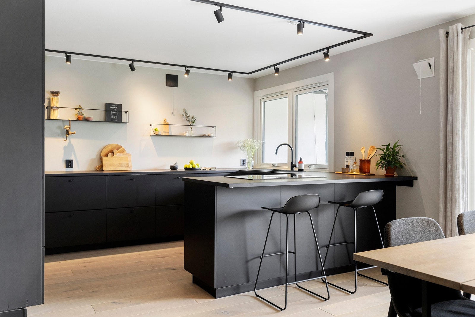 Velkommen til Eiksveien 94A - Presentert av Fredrik Martinsen i Privatmegleren Bærum Galleribilde