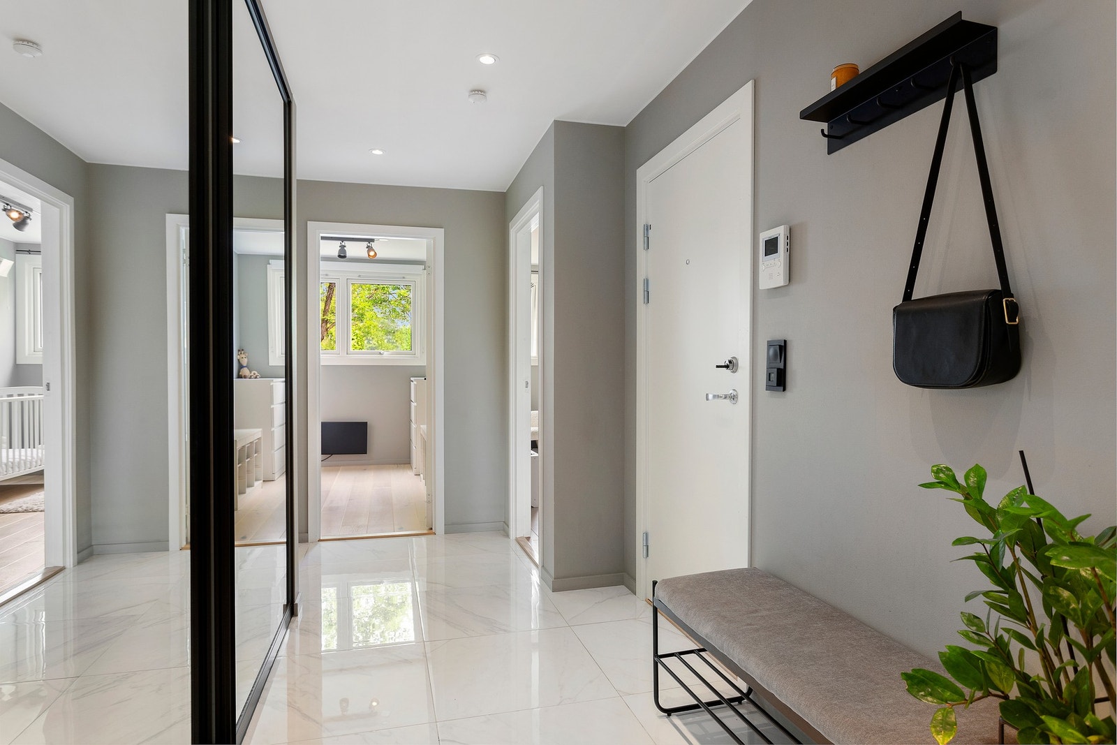 Meget innbydende entré med god plass til klær og sko i skyvedørsgarderobe med speilfronter Galleribilde