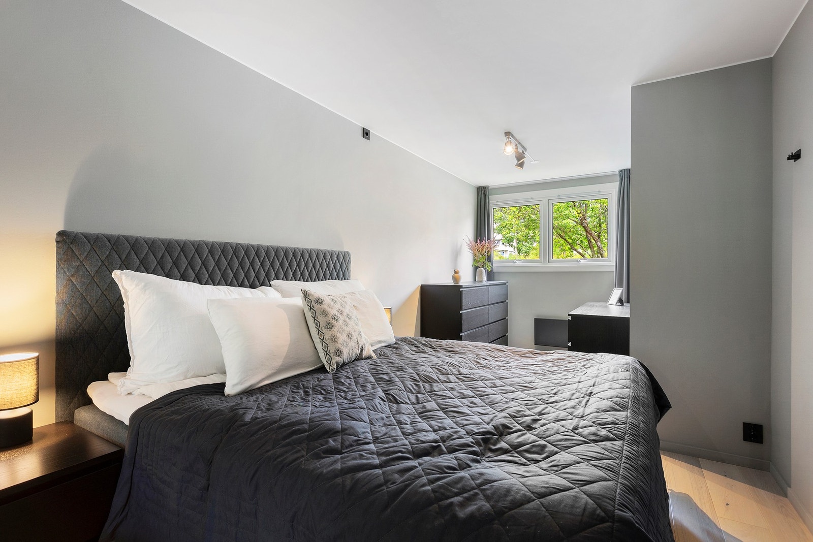 Plass til hjemmekontor på soverom Galleribilde