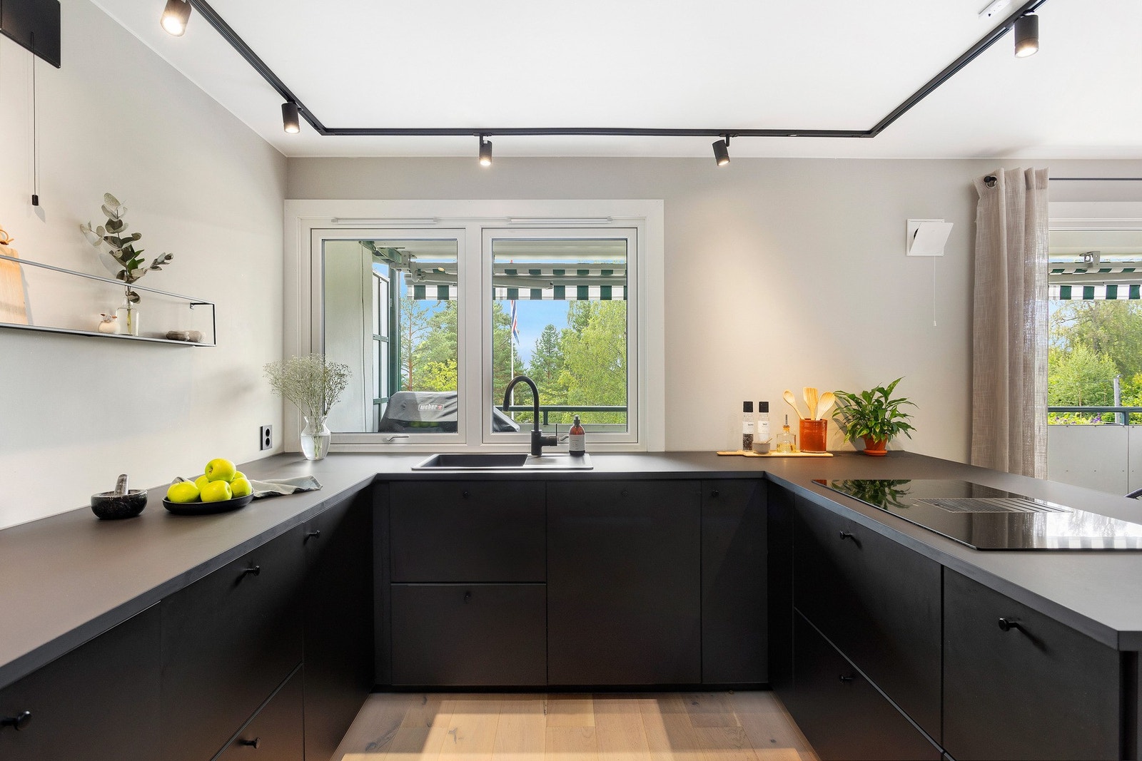 Kjøkkenet er fra 2021. Stilrent og elegant, samt praktisk designet med god benke- og skapplass. Galleribilde