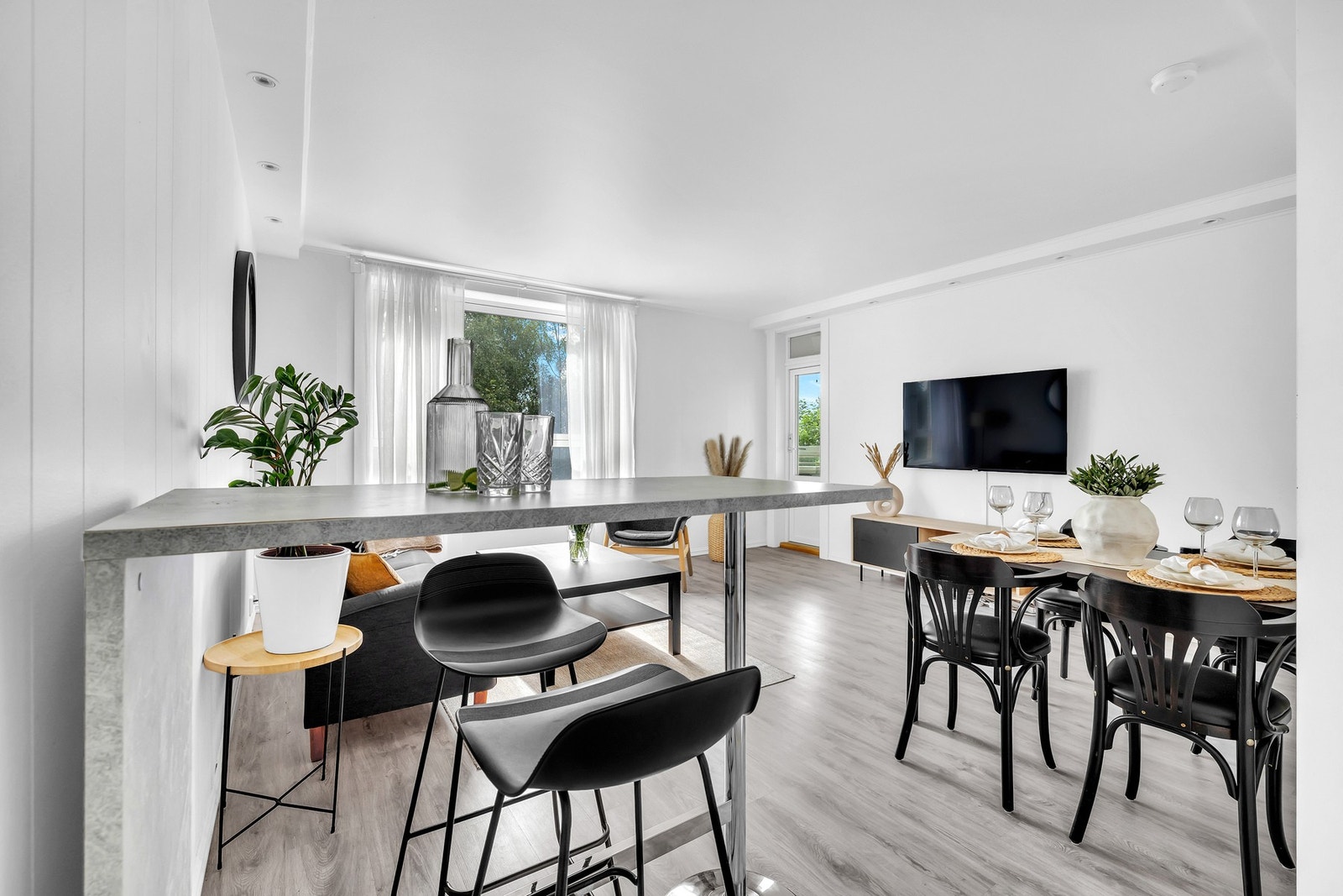 Veggflatene i stuen er lysmalte, og gulv er lagt med slitesterkt laminat. Galleribilde
