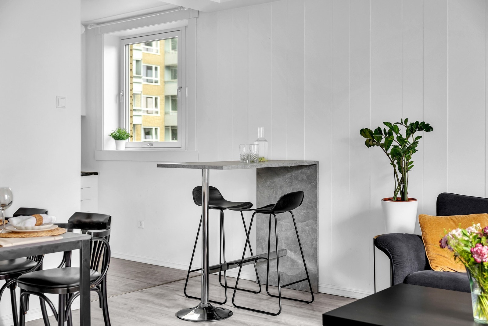 Ved barbordet nytes frokosten! Galleribilde