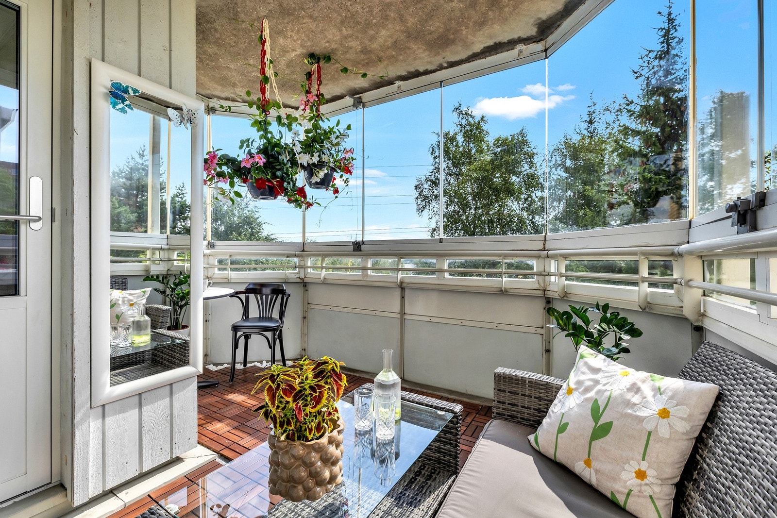Her er det fine solforhold! God plass til å innrede med grill og møbler. Galleribilde