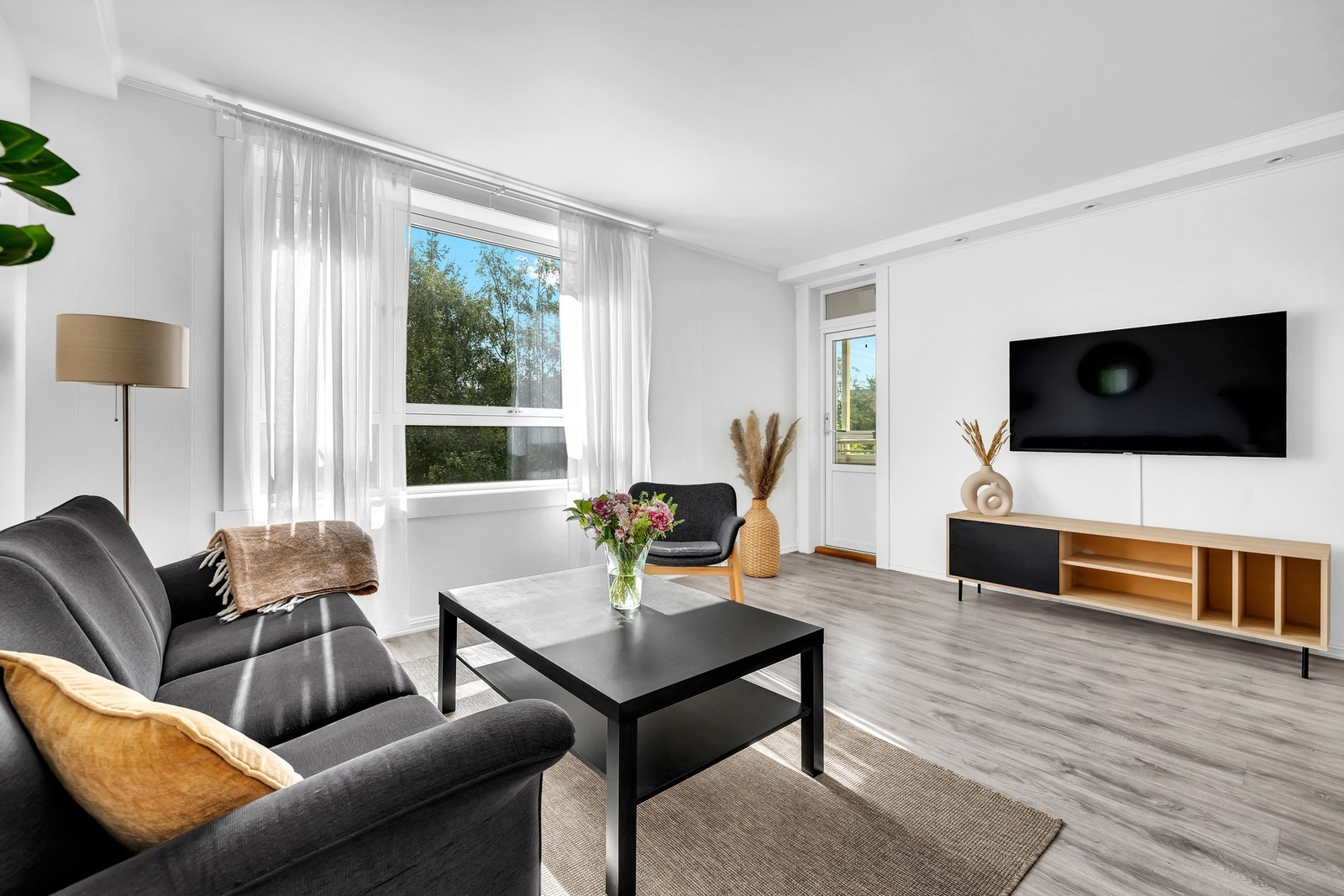 Fra stuen er det videre adkomst til balkongen. Galleribilde