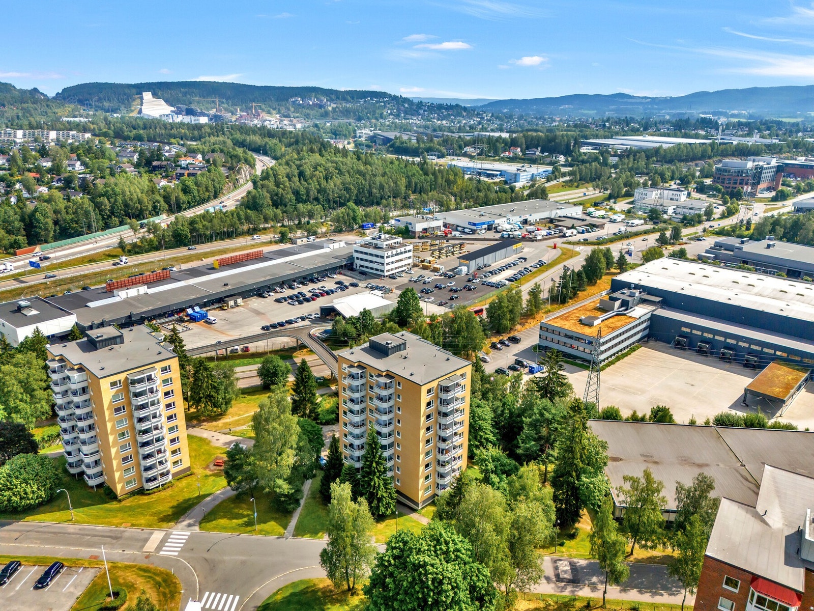 Offentlig kommunikasjon i umiddelbar nærhet. Kun 3 min gange til buss og 7 min til t-bane! Galleribilde