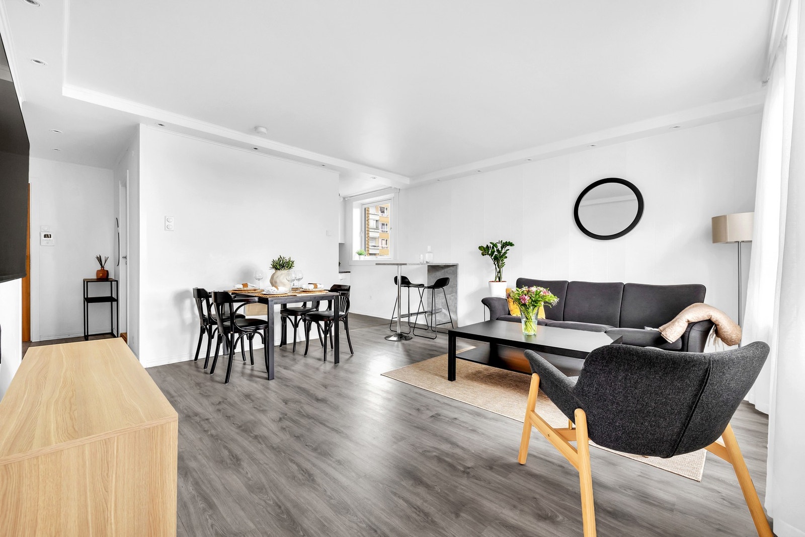Videre inn i stuen er det en naturlig plass til spisesonen. Galleribilde