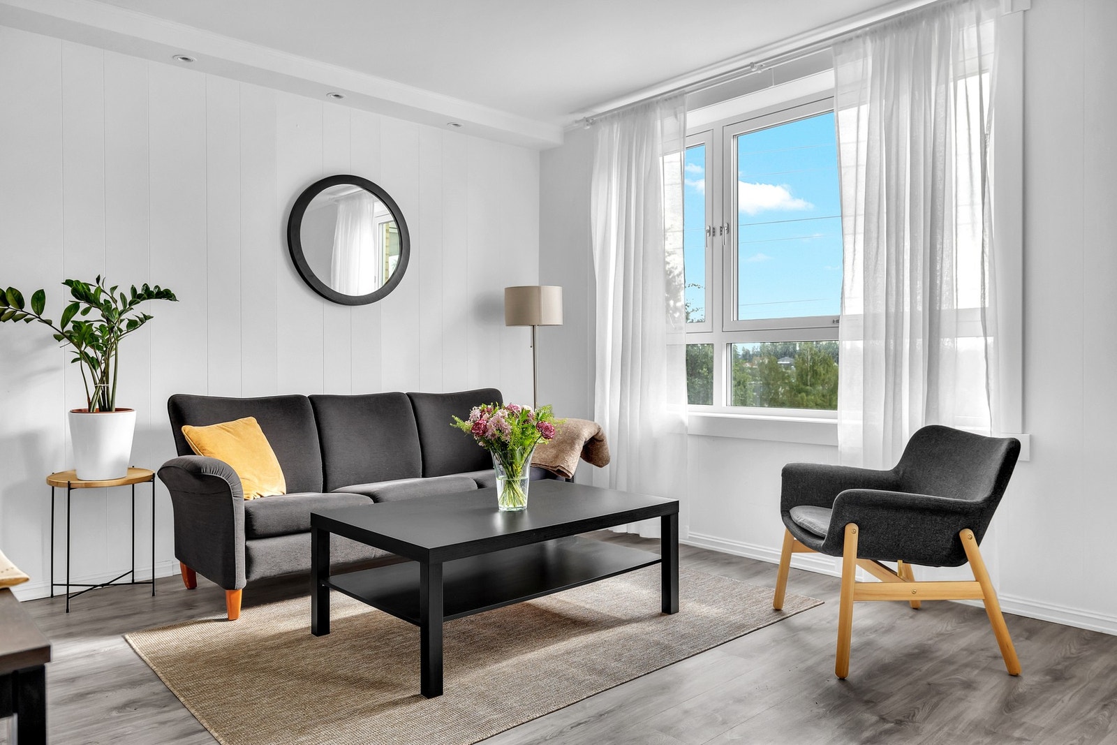 I stuen er det rikelig med plass til både stor sofagruppe og spiseplass. Galleribilde