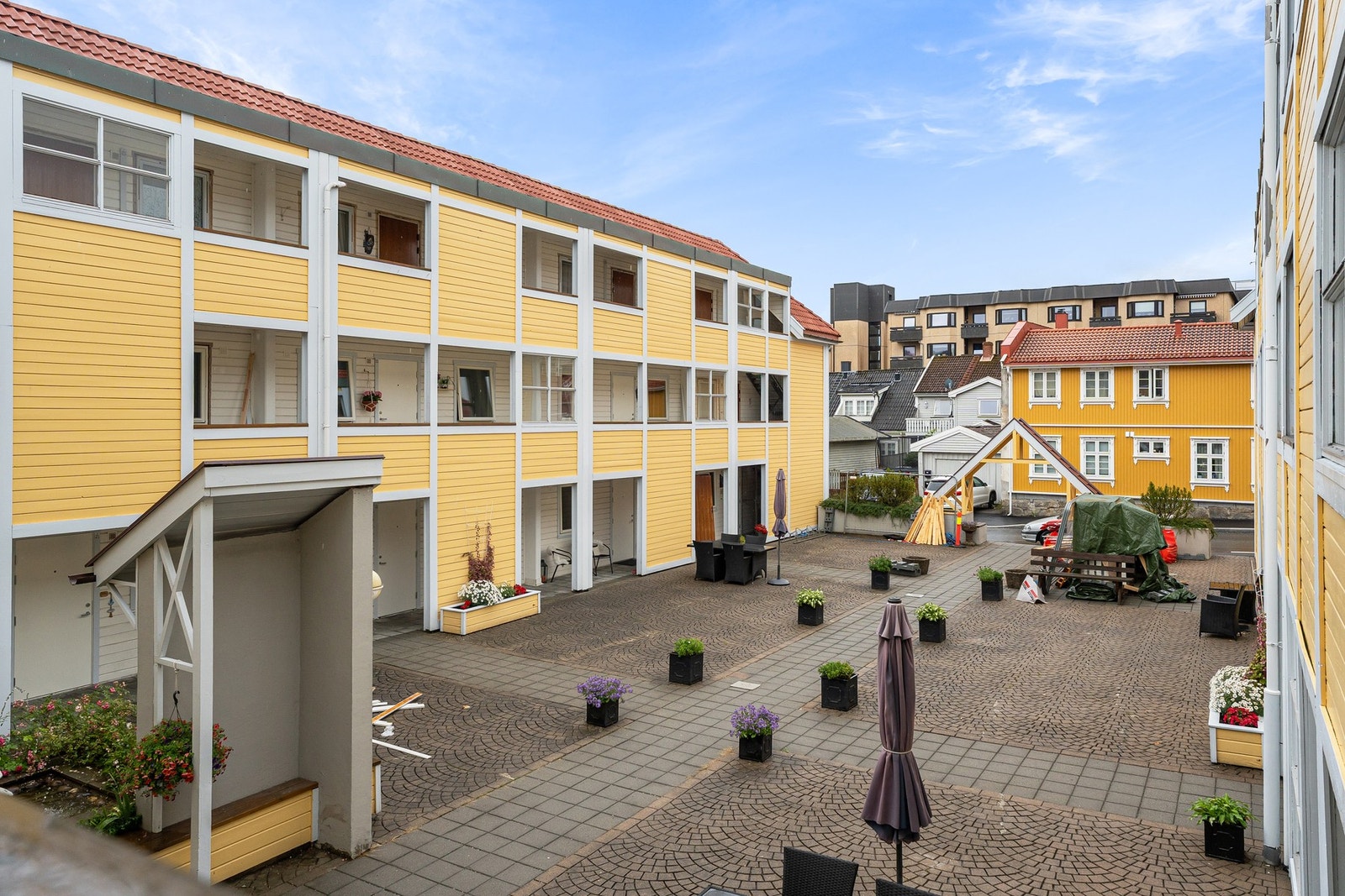 Meget trivelig atrium som benyttest av beboerne. Adkomst opp til leiligheten via heis Galleribilde