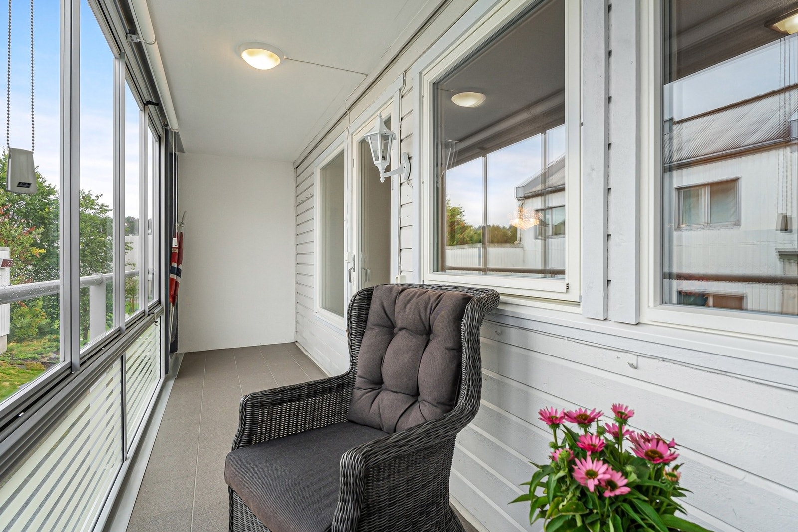 Innglasset balkong med muligheter for å skyve glass til side. Galleribilde