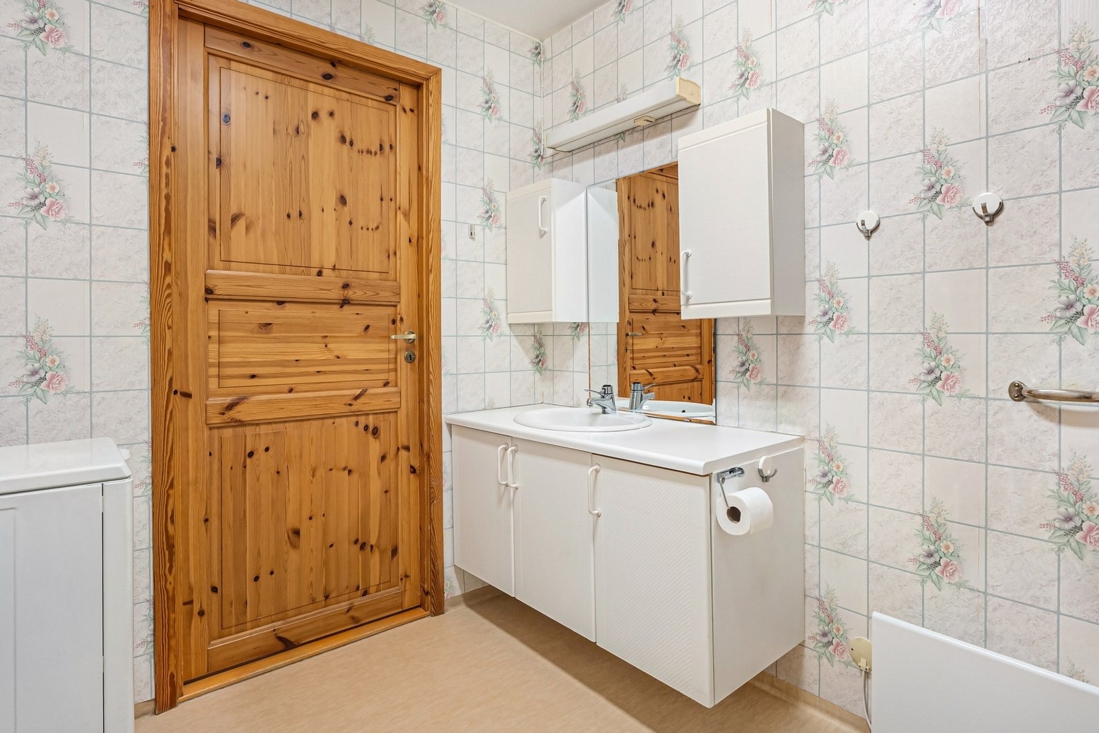 Kombinert bad/vaskerom med standard fra byggets opprinnelse. Galleribilde