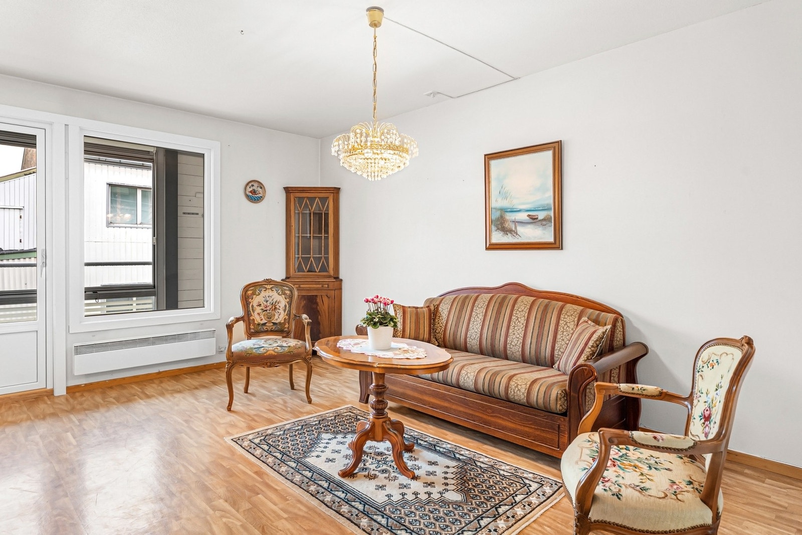 Stuen med plass til salong og sjenk - Leiligheten har ikke terskler Galleribilde