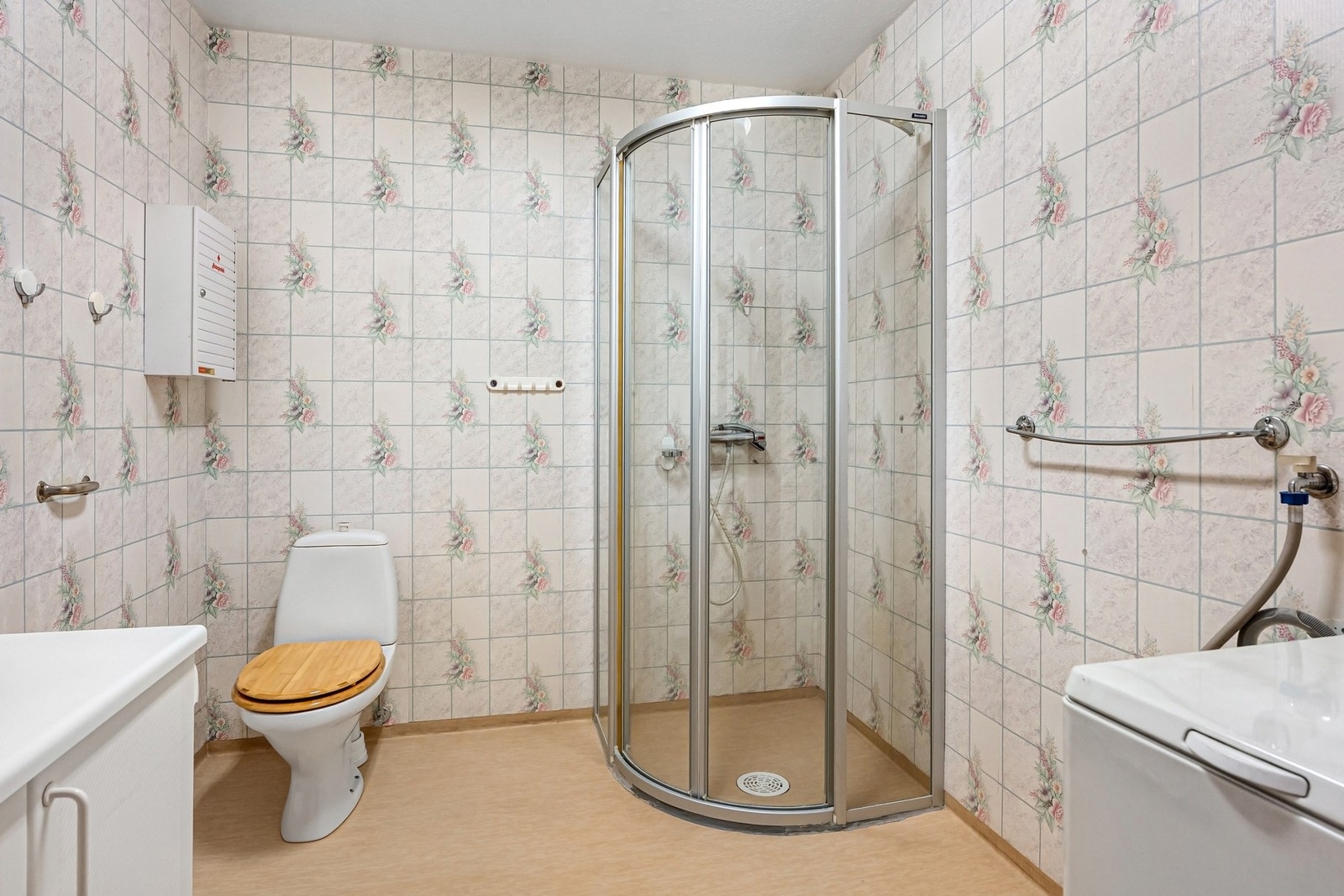 Kombinert bad/vaskerom med standard fra byggets opprinnelse. Galleribilde