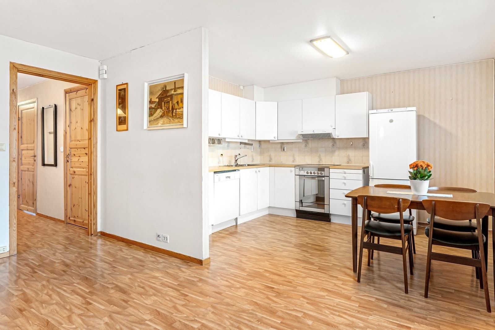 Kjøkken med spiseplass og åpen løsning til stuen. Galleribilde