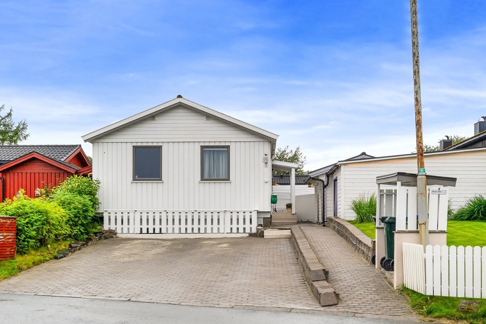 Det er god plass til parkering på fremsiden av huset. Galleribilde