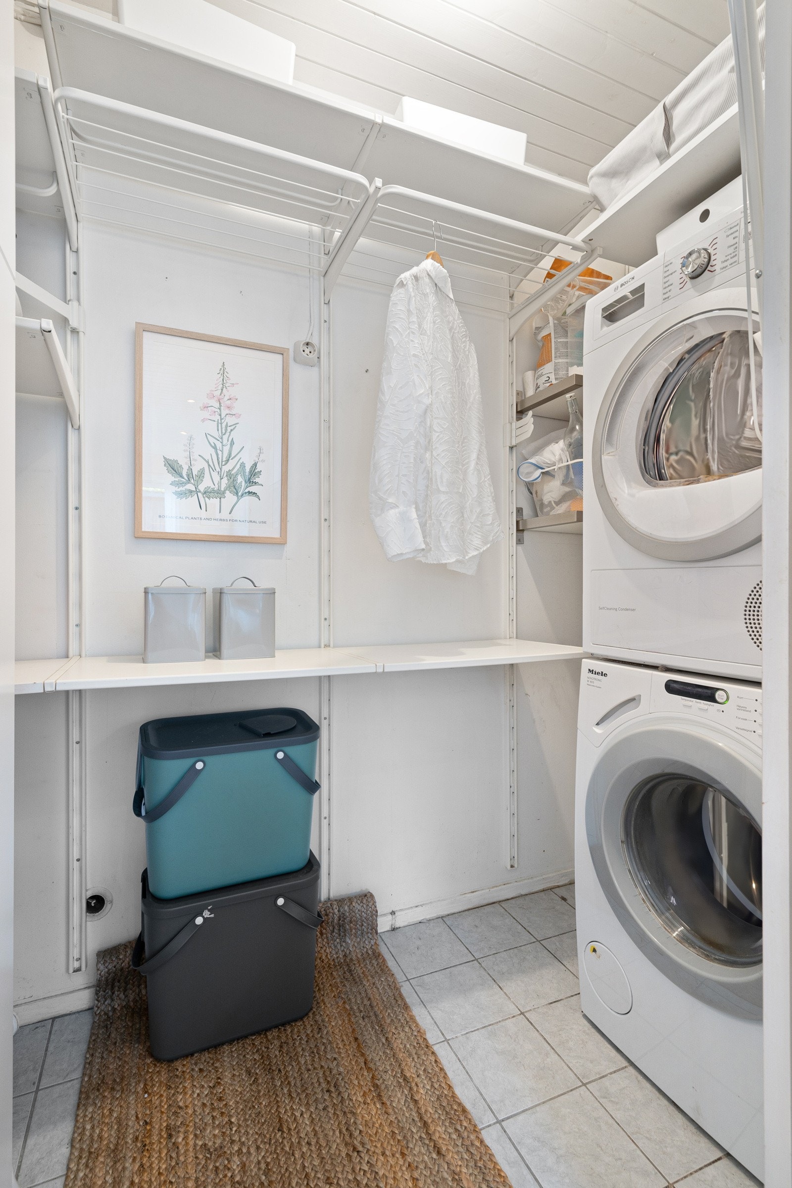 Innenfor kjøkkenet har du et praktisk vaskerom. Galleribilde