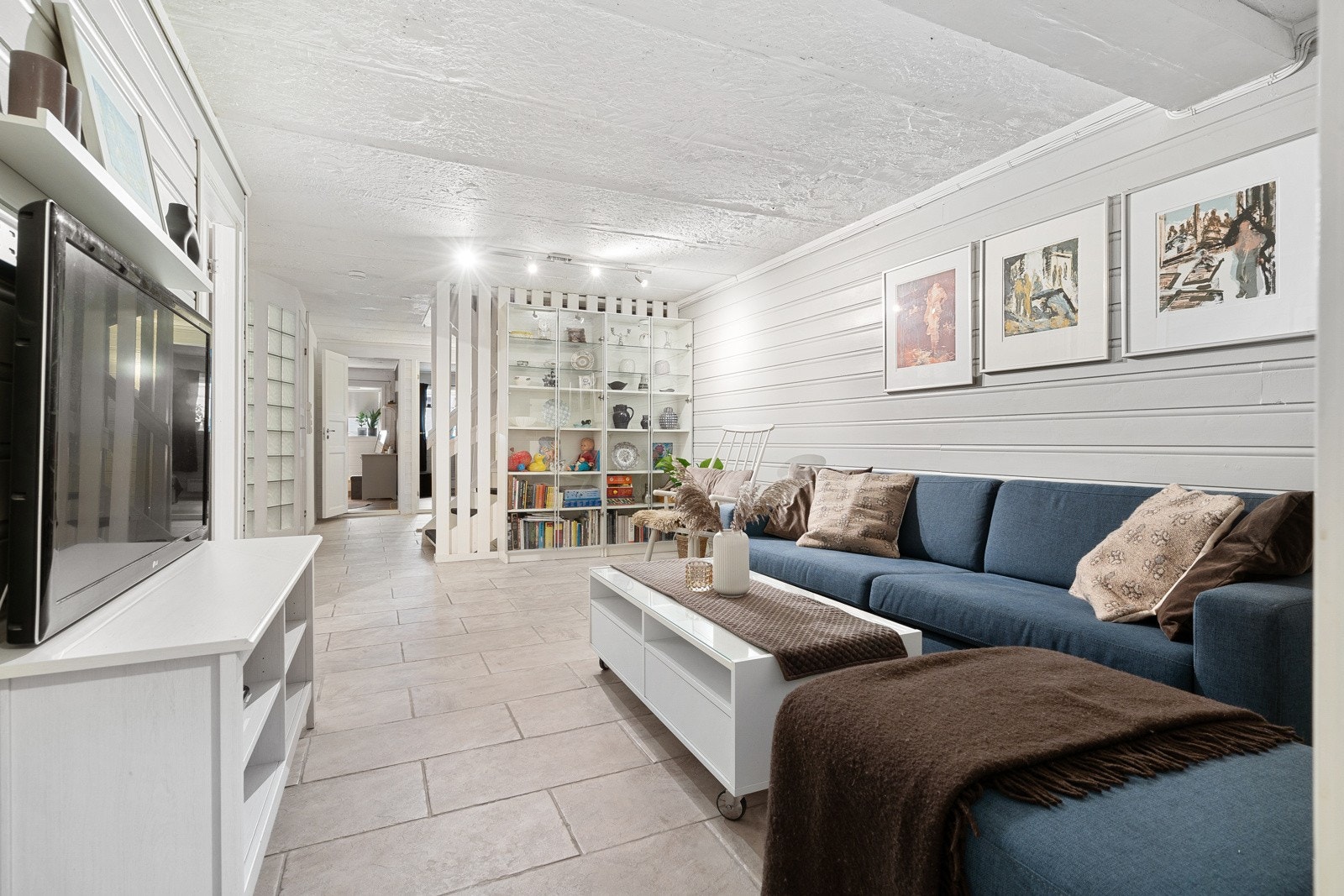 Deler av kjelleren brukes i dag som TV-stue og er på ca. 26 kvm. Det gjøres oppmerksom på at kjelleren ikke er søkt om/godkjent innreding av kjeller. Galleribilde