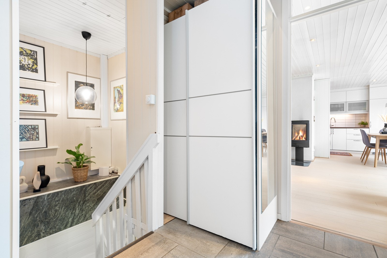 Fra gangen har man trapp ned til underetasjen. Galleribilde