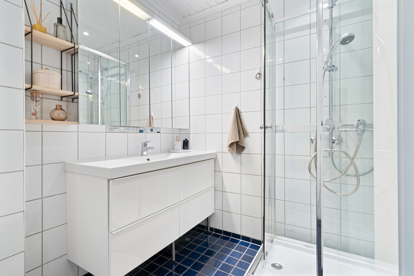 Pent baderom i første etasje med fliser og varme i gulv. Galleribilde