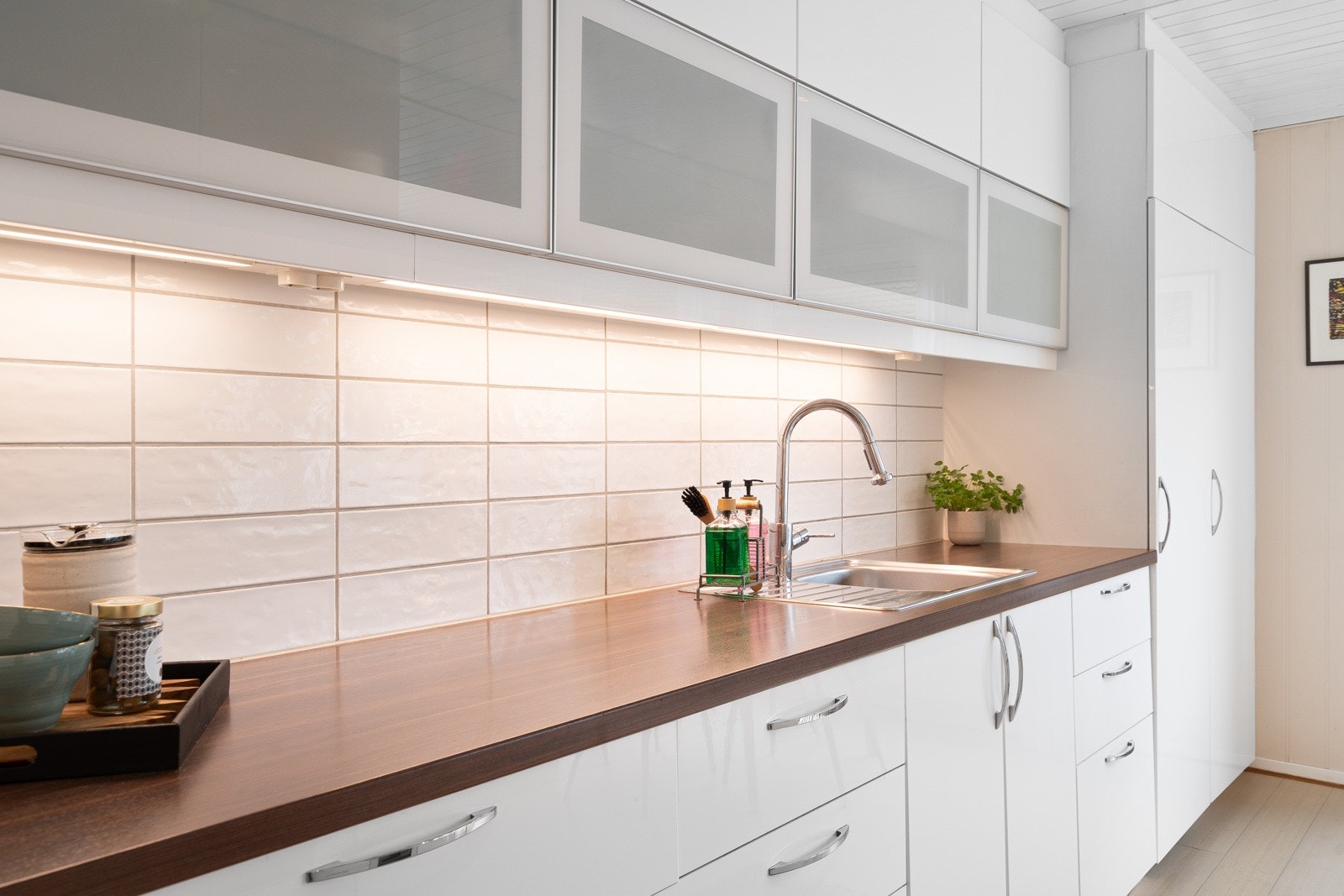 Kjøkkenet er godt utbygget med skap, skuff og benkeplass. Galleribilde