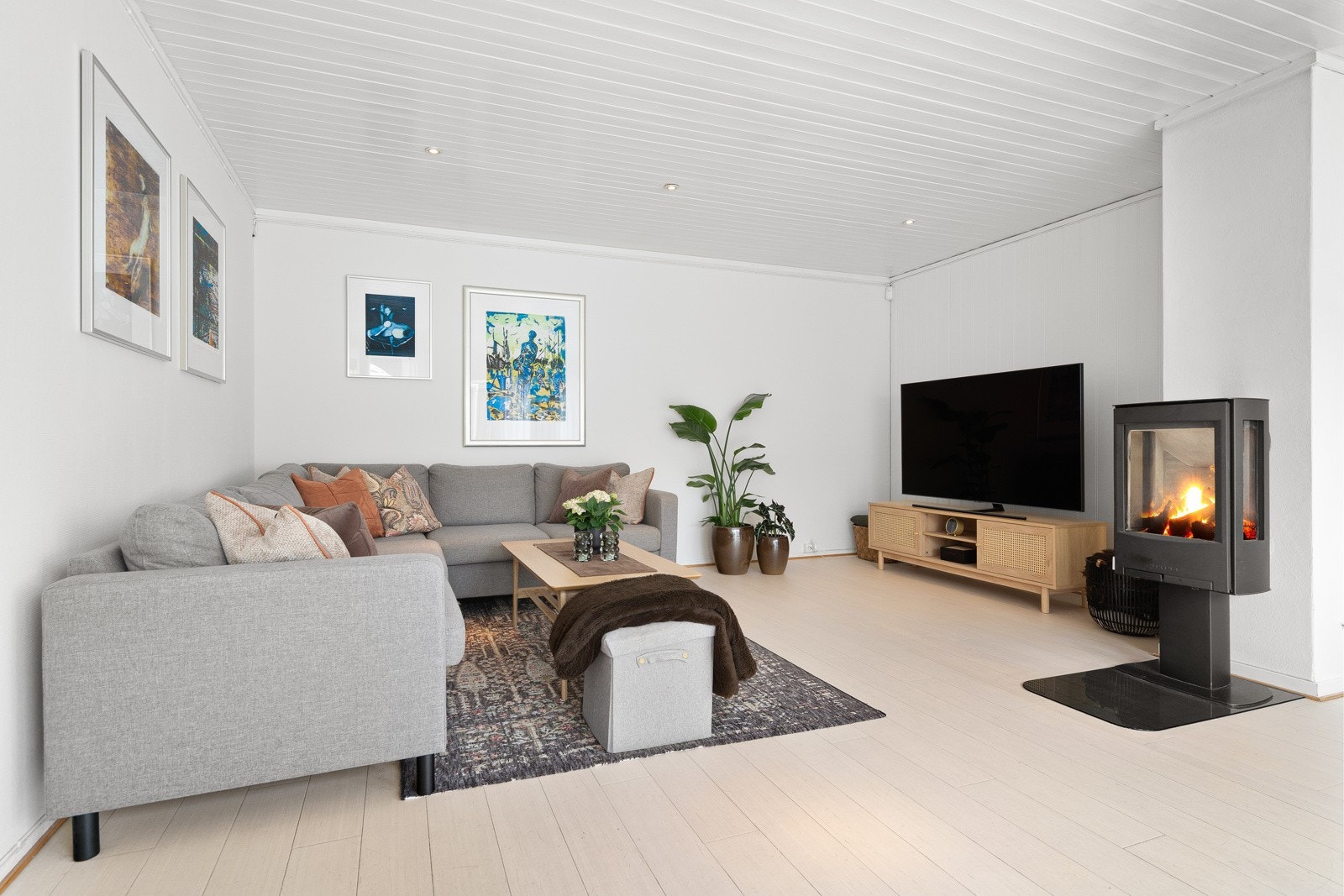 På stuen er det satt inn en vedovn for de kaldere dagene. Galleribilde